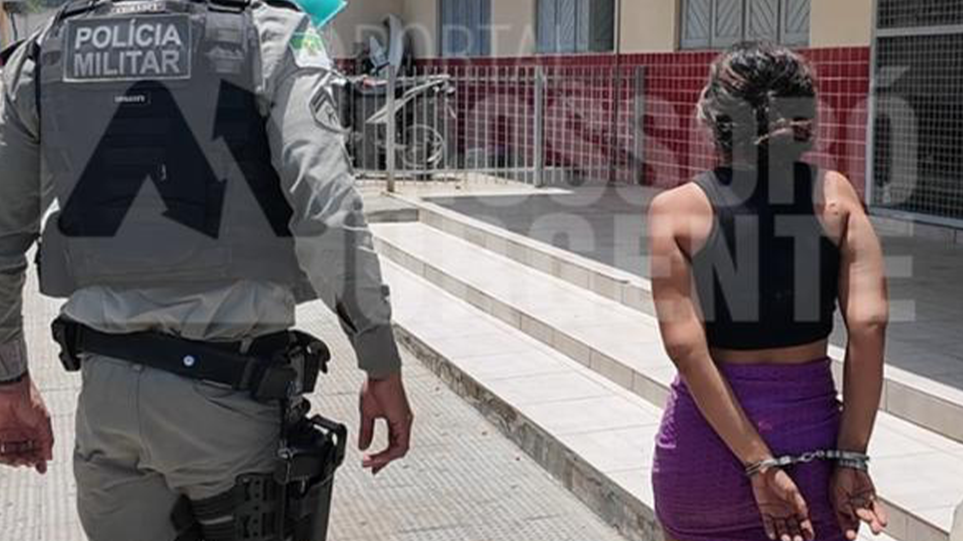 PM PRENDE MULHER COM DROGAS, DINHEIRO E VASTO MATERIAL NO PIRRICHIL