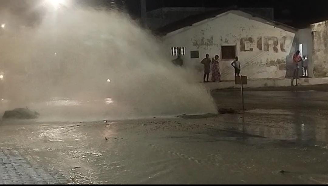 CAERN TRABALHA PARA RESTABELECER ABASTECIMENTO APÓS VAZAMENTO EM AREIA BRANCA