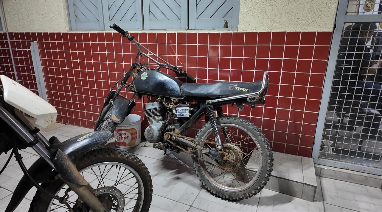 TRÊS MOTOCICLETAS SEM PLACAS E COM SINAIS DE ADULTERAÇÃO SÃO APREENDIDAS EM MOSSORÓ