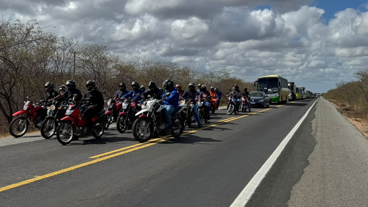 MORADORES DO PIQUIRI BLOQUEIAM RODOVIA E COBRAM INSTALAÇÃO DE RADARES ENTRE MOSSORÓ E AREIA BRANCA