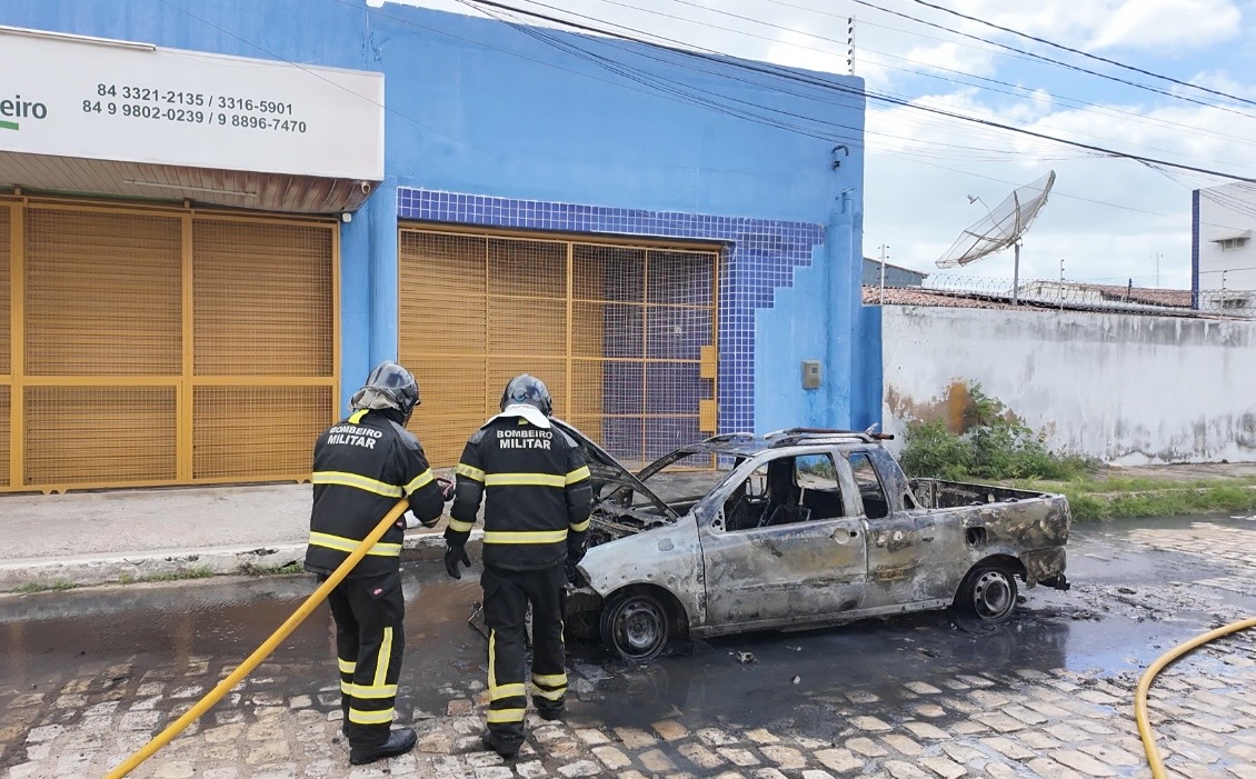 INCÊNDIO DESTRÓI VEÍCULO NO BAIRRO PAREDÕES EM MOSSORÓ