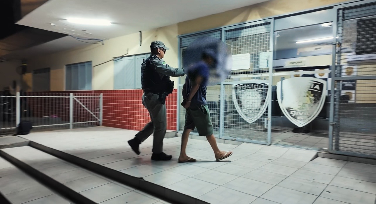  <strong>Motociclista embriagado persegue taxista e quebra carro no meio da rua em Mossoró</strong>
