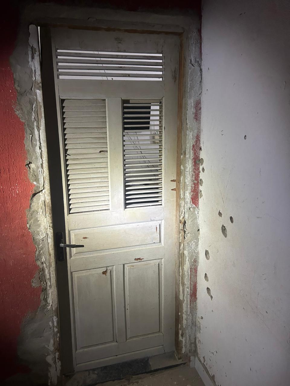 <strong>Ataque a tiros deixa marcas de violência em residência na zona rural de Grossos</strong>