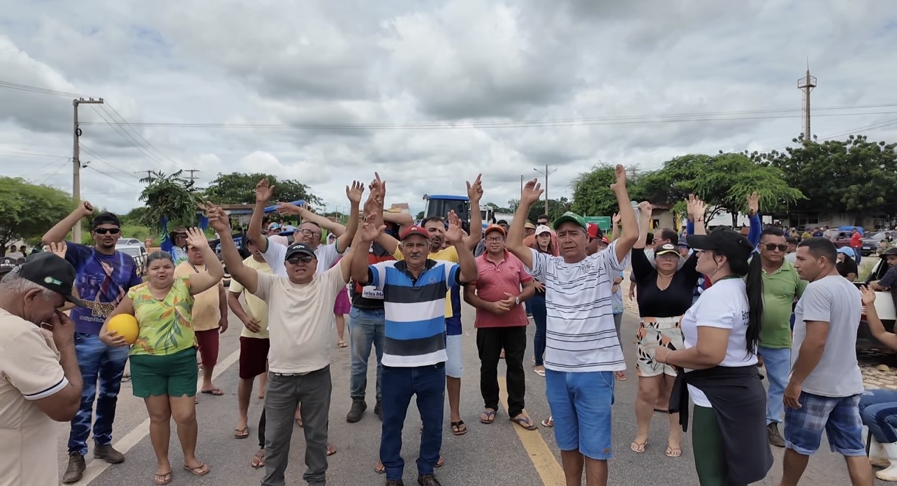 MORADORES BLOQUEIAM BR-304 EM PROTESTO POR CONCLUSÃO DA ESTRADA DO MELÃO NO RN