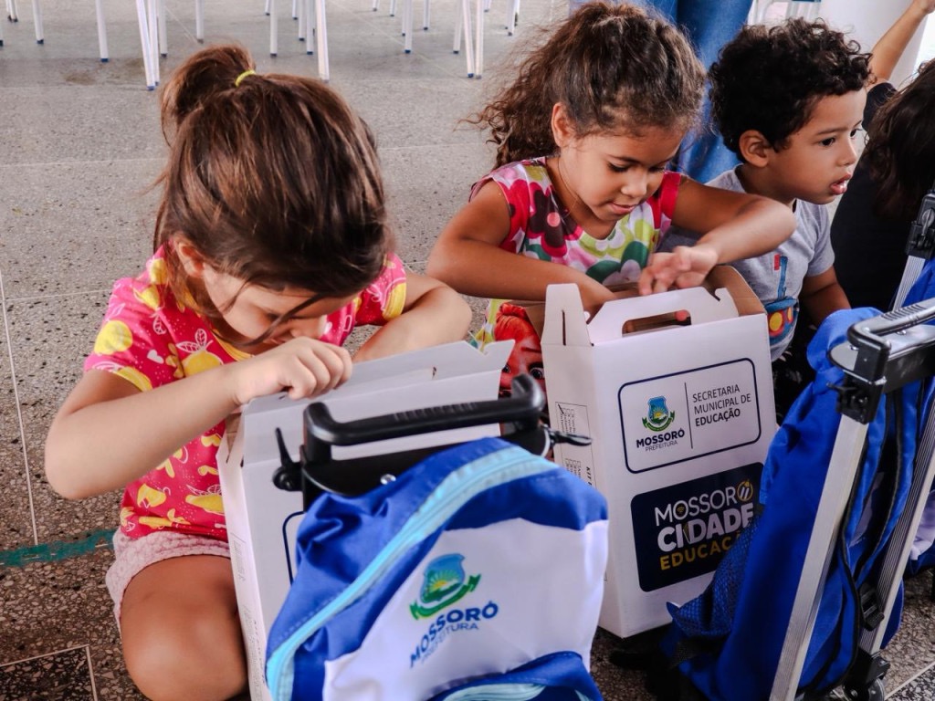 <strong>Fardamento e material escolar 2026 começam a ser entregues na Rede Municipal de Ensino</strong>