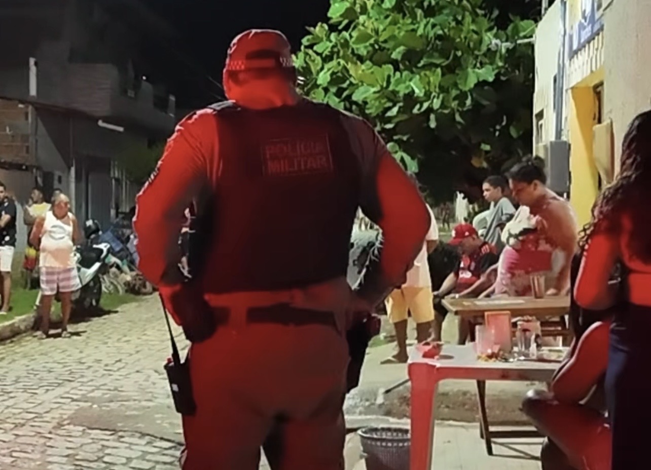  <strong>Atiradores invadem lanchonete e deixam homem ferido no bairro Aeroporto II, em Mossoró</strong>