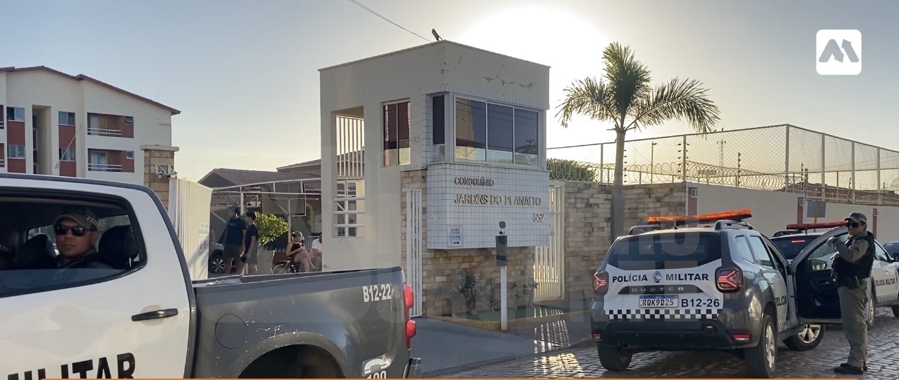 CONFUSÃO ENTRE MOTO-ENTREGADOR E CLIENTE TERMINA COM PORTÃO DE CONDOMÍNIO DERRUBADO EM MOSSORÓ