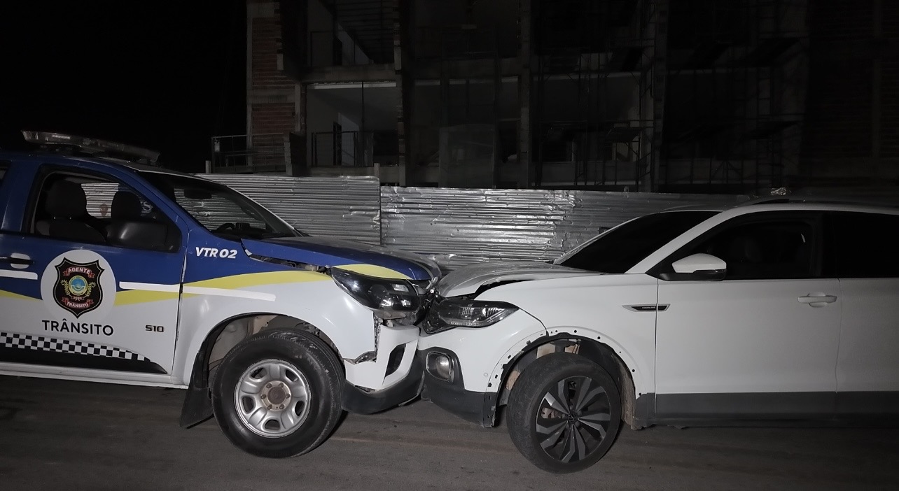 MOTORISTA FOGE DE BLITZ, BATE EM VIATURA DA DFTT E ACABA PRESO EM MOSSOR