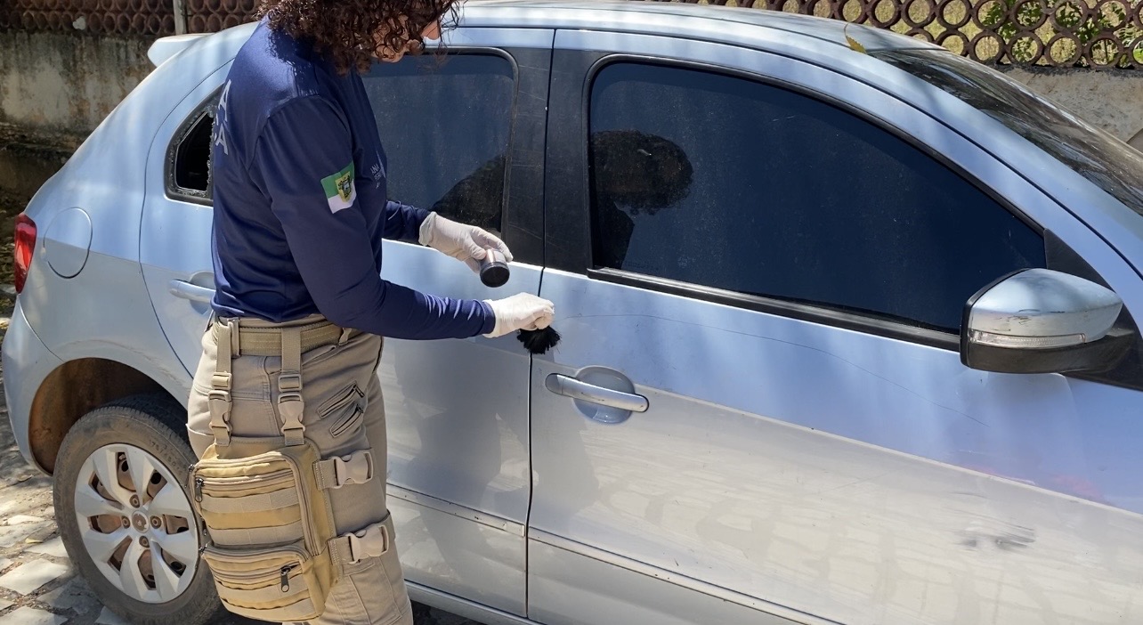 POLÍCIA CIENTÍFICA REALIZA PERÍCIA EM CARRO APREENDIDO APÓS CONFRONTO NA ZONA RURAL DE MOSSORÓ